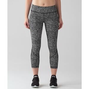 Lululemon Soulcycle Skull Pace Rival Crop Leggings 22" Inseam Black White 8